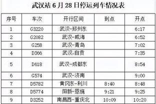 我呸！霍奇森不满判罚找裁判理论！转身后朝地上狠狠呸了一口！